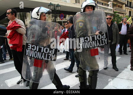 Thessaloniki, Griechenland. 1. Mai 2014. Demonstranten rufen Parolen während der Mai-Demonstrationen in Griechenland. Demonstranten marschieren in zentralen Thessaloniki anlässlich der Mai-Feierlichkeiten am 1. Mai 2014. Tausende Menschen gingen auf die Straßen der Städte rund um Griechenland, traditionellen 1.Mai Arbeiterproteste beizutreten. Thessaloniki, Griechenland am 1. Mai 2014. Bildnachweis: Konstantinos Tsakalidis/Alamy Live-Nachrichten Stockfoto