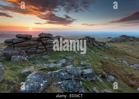 Frühling Sonnenuntergang im Westen Mühle Tor, Dartmoor, Devon, England. Stockfoto