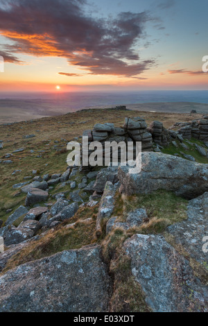 Frühling Sonnenuntergang im Westen Mühle Tor, Dartmoor, Devon, England. Stockfoto