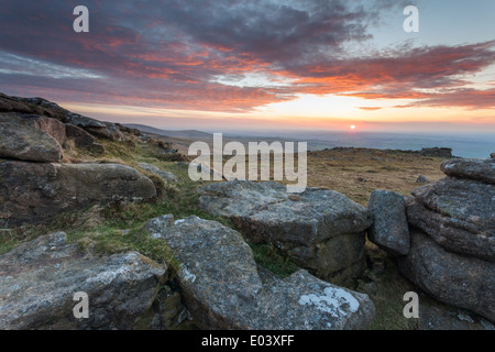 Frühling Sonnenuntergang im Westen Mühle Tor, Dartmoor, Devon, England. Stockfoto