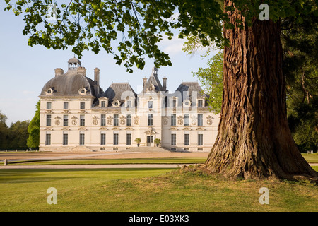 Chateau de Cheverny hinter dem Baum im Loire-Tal, Frankreich Stockfoto