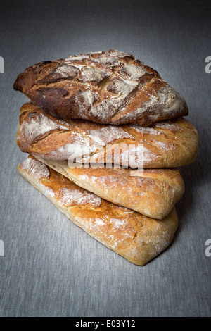 Bauernhaus-Brote. Für den Kenner Verbraucher von Brot ist nichts besser als ein Bäckermeister Brot.  Schmerzen de Campagne. Stockfoto