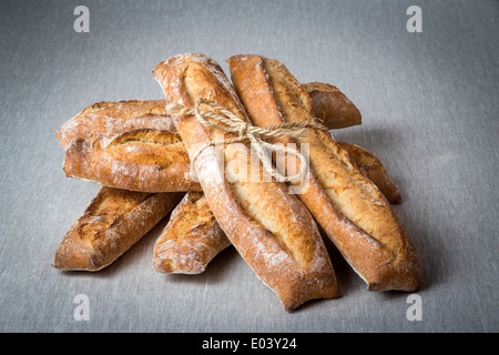 Eine Anzeige der Brote gefesselt mit einer Schnur (Frankreich). Vorstellung de Schmerzen Liés Avec Une Boucherie (Frankreich). Stockfoto