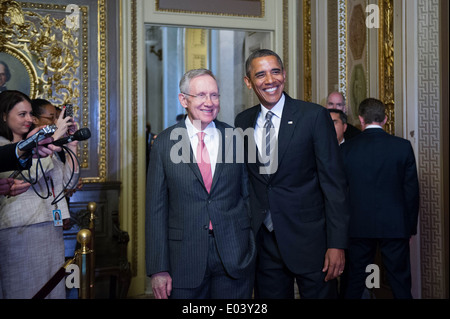 US-Präsident Barack Obama geht mit Senat Mehrheit Führer Senator Harry Reid nach treffen auf die Wirtschaft in der Hauptstadt 31. Juli 2013 in Washington, DC. Stockfoto