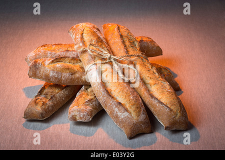 Eine Anzeige der Brote gefesselt mit einer Schnur (Frankreich). Vorstellung de Schmerzen Liés Avec Une Boucherie (Frankreich). Stockfoto