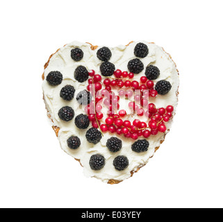 Herzförmige Kuchen mit Sahne und Beeren, isoliert auf weißem Hintergrund Stockfoto