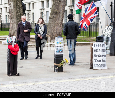 Anti-russische ukrainische Demonstranten auf der anderen Straßenseite von der Downing Street - London 2014 Stockfoto