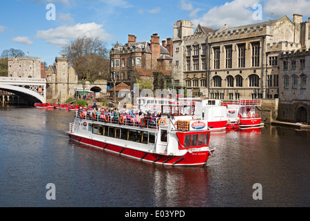 Menschen Besucher Touristen auf Vergnügungsboot auf dem Fluss Ouse Im Frühjahr York North Yorkshire England Vereinigtes Königreich GB Großbritannien Stockfoto