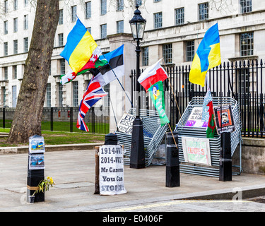 Flaggen der Anti-russisch-ukrainischen Protest auf der anderen Straßenseite von der Downing Street - London 2014 Stockfoto