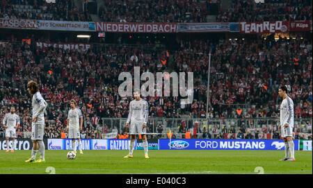 München, Deutschland. 29. April 2014. Madrids Cristiano Ronaldo (R) und Gareth Bale (M) vor einem Freistoß in der Champions League Halbfinale Rückspiel match zwischen Bayern München und Real Madrid in der Allianz Arena in München, 29. April 2014. Foto: Thomas Eisenhuth/Dpa - News WIRE SERVICE/Dpa/Alamy Live Stockfoto