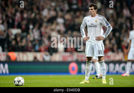 München, Deutschland. 29. April 2014. Madrids Gareth Bale vor einem Freistoß in der Champions League Halbfinale Rückspiel-match zwischen Bayern München und Real Madrid in der Allianz Arena in München, 29. April 2014. Foto: Thomas Eisenhuth/Dpa - News WIRE SERVICE/Dpa/Alamy Live Stockfoto