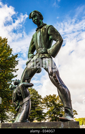Die Statue des mythischen Riesen, Lange Wapper, außerhalb der Het Steen oder Stein Burg in Antwerpen, Belgien. Stockfoto