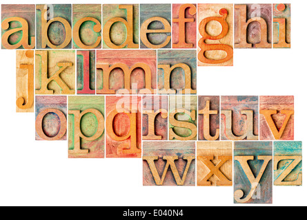 komplettes englische Kleinbuchstaben-Alphabet - eine Collage aus 26 isolierte Antik Holz Buchdruck Druckstöcken, gefärbt durch Farbe Tinten Stockfoto