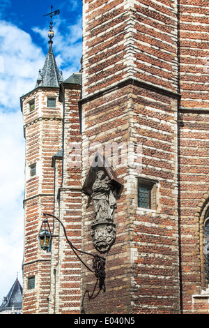 Die Statue der Madonna mit Kind an der Wand der 500 Jahre alte gotische Vleeshuis oder Metzgerei Halle in Antwerpen. Stockfoto