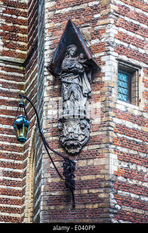 Die Statue der Madonna mit Kind an der Wand der 500 Jahre alte gotische Vleeshuis oder Metzgerei Halle in Antwerpen. Stockfoto