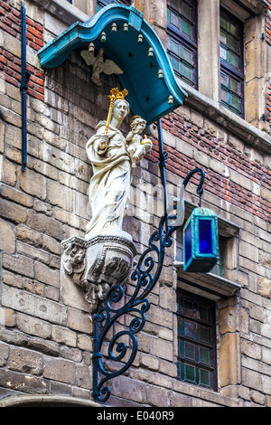 Die Statue der Madonna mit Kind auf einem alten Gebäude im Vleeshouwers Straat, Antwerpen, Belgien. Stockfoto