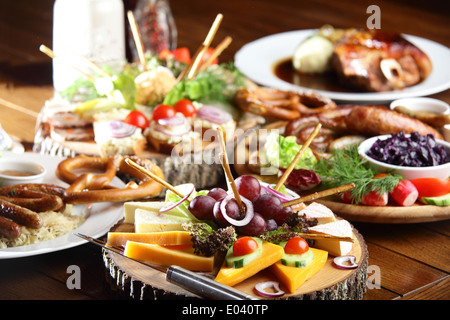 Holztisch mit verschiedenen Schnitten und Obst mit Gemüse Stockfoto