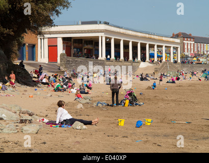 Whitmore Bay Beach und Pavillon, Barry Insel, an einem warmen sonnigen Tag im Frühjahr Stockfoto