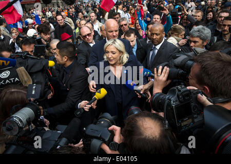 Paris, Frankreich. 1. Mai 2014. Marine Le Pen, Führer der rechtsextremen Partei Front National, besucht eine Maikundgebung in Paris, Frankreich, 1. Mai 2014. Bildnachweis: Elienne Laurent/Xinhua/Alamy Live-Nachrichten Stockfoto