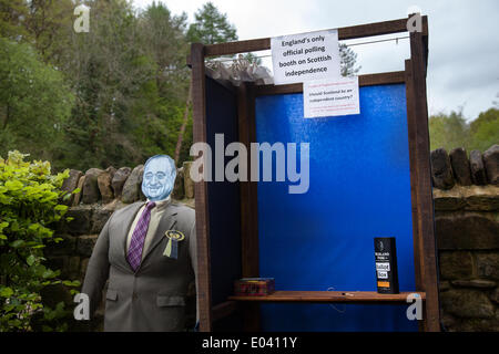 Wray, Lancaster, 1. Mai 2014. Alex Salmond Bildnis, Statue, Statue, Carving, Skulptur, Bildnis, Modell, Dummy, Figur, Figur, Guy; (Held oder Schurke), neben Wahlkabinen und Wahlurnen, (Englands nur offiziellen Wahllokal auf schottische Unabhängigkeit), eine der neuesten Ergänzungen der Wray Scarecrow Festival, das über die für eine Reihe von Veranstaltungen, darunter Vogelscheuche Parade eröffnet. Stockfoto