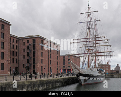 Große Schiffe Youth Trust Segelschiff Stavros einen Twin Mast Brig 2000 ins Leben gerufen vor Anker außerhalb Merseyside Maritime Museum Stockfoto