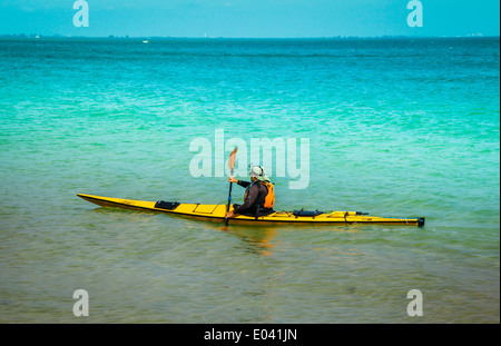 Ein Mann Kajaks solo entlang der Küste in der Nähe von Anna Maria Island, FL, im Golf von Mexiko. Stockfoto
