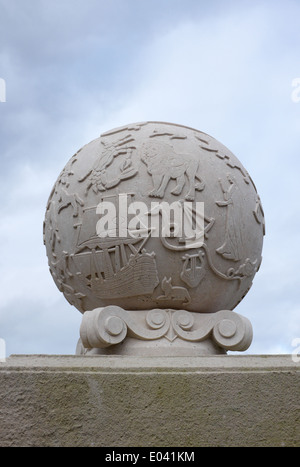 Detail des Liverpools Merchant Navy Memorial: Globus zeigt eine Segelschiff mit Astrolabium und Sterne Sternbilder Stockfoto