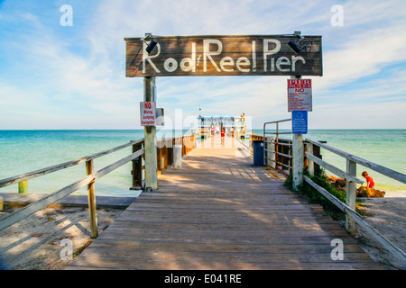 Die Rute & Rolle Pier auf Anna Maria Island, FL umgeben von Golf von Mexiko Stockfoto