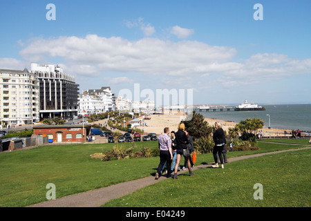 Die Strandpromenade in Eastbourne mit Blick auf den Pier Stockfoto