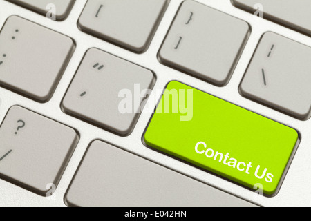 Nahaufnahme des grünen Kontakt uns-Taste auf der Tastatur. Stockfoto