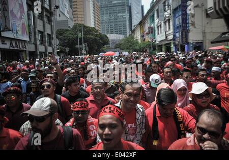 Kuala Lumpur, MALAYSIA. 1. Mai 2014. Demonstranten marschieren in Richtung zum Merdeka Square während einer Protestaktion gegen die Mehrwertsteuer (GST) in Verbindung mit dem internationalen Tag der Arbeiter in Kuala Lumpur, Malaysia auf 1. Mai 2014. Die Rallye die deckt sich mit International Workers' Day fand in Reaktion auf die malaysische Regierungsplan zur Einführung einer waren und Dienstleistungen Steuer am 1. April 2015.Photo: Mohd FIrdaus NurPhoto Credit: Mohd Firdaus/NurPhoto/ZUMAPRESS.com/Alamy Live News Stockfoto