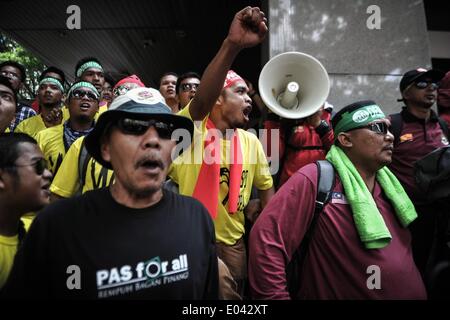 Kuala Lumpur, MALAYSIA. 1. Mai 2014. Demonstranten rufen Parolen während einer Protestaktion gegen die Mehrwertsteuer (GST) in Verbindung mit dem internationalen Tag der Arbeiter in Kuala Lumpur, Malaysia am 1. Mai 2014. Die Rallye die deckt sich mit International Workers' Day fand in Reaktion auf die malaysische Regierungsplan zur Einführung einer waren und Dienstleistungen Steuer am 1. April 2015.Photo: Mohd FIrdaus NurPhoto Credit: Mohd Firdaus/NurPhoto/ZUMAPRESS.com/Alamy Live News Stockfoto