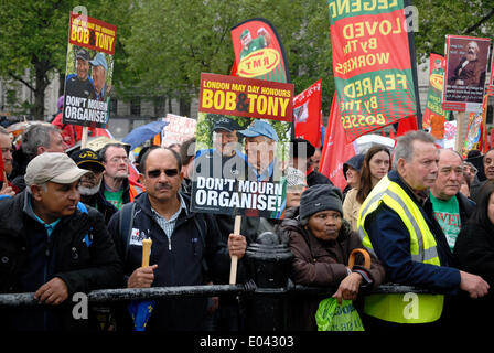 London, UK. 1. Mai 2014. Maifeiertag, London. Gewerkschaft März von Clerkenwell Grün zum Trafalgar Square. Menschen halten transparente mit Tony Benn und Bob Crow, Trafalgar Square Stockfoto