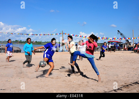 Fußballturnier am Tag von San Pedro und San Pablo - Port des Punchana in IQUITOS. Abteilung von Loreto. Peru Stockfoto