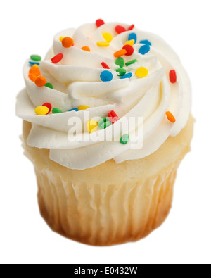 Einzigen Cupcake mit weißem Zuckerguss und Streusel, Isolated On White Background. Stockfoto