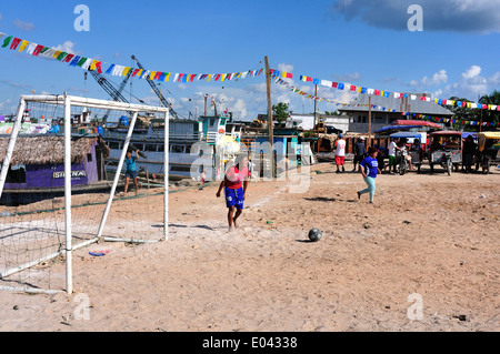 Fußballturnier am Tag von San Pedro und San Pablo - Port des Punchana in IQUITOS. Abteilung von Loreto. Peru Stockfoto