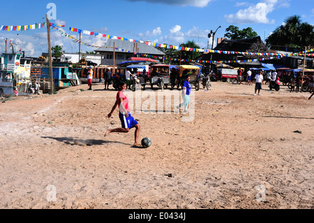 Fußballturnier am Tag von San Pedro und San Pablo - Port des Punchana in IQUITOS. Abteilung von Loreto. Peru Stockfoto