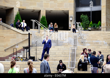 Peoples' Tenor John Innes auf den Stufen der Royal Concert Hall, Buchanan Street im Stadtzentrum von Glasgow, Schottland, Großbritannien Stockfoto