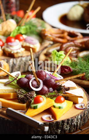 Holztisch mit verschiedenen Schnitten und Obst mit Gemüse Stockfoto