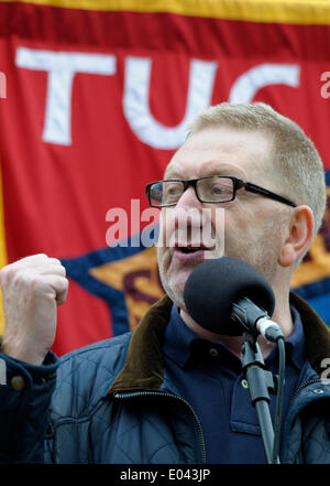 Len McCluskey (Gen Sekretär, Gewerkschaft UNITE) spricht auf dem Trafalgar Square auf der Maikundgebung, 2014 vor ein TUC-banner Stockfoto