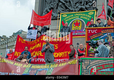 London, UK. 1. Mai 2014. Ein Mayday-Rallye im Londoner Trafalgar Square, an dem die Leben von Tony Benn, Arbeits- und Politiker, und Bob Crow, RMT General Secretary, gefeiert wurden. Bildnachweis: Patrick Nairne/Alamy Live-Nachrichten Stockfoto