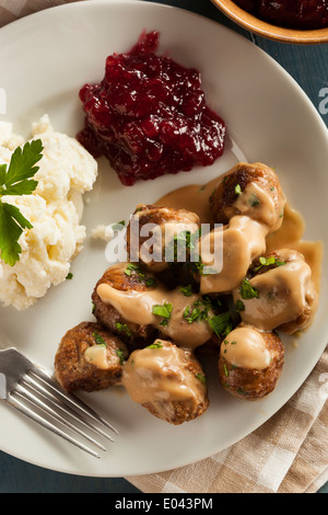 Hausgemachte schwedischen Fleischbällchen mit Sahne-Sauce und Petersilie Stockfoto