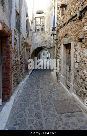 Schmale Straße Kopfsteinpflaster mit gewölbten gewölbten Durchgang in der mittelalterlichen Stadt, die Olympi Chios Griechenland Olympi angelegt wurde Stockfoto