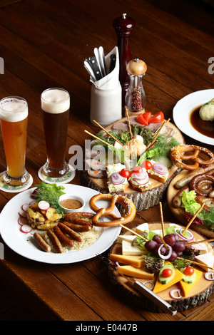 Holztisch mit verschiedenen Schnitten und Obst mit Gemüse Stockfoto