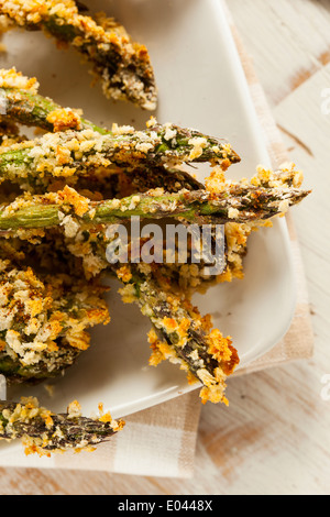 Hausgemachte Panko panierte Spargel mit verschiedenen Gewürzen Stockfoto