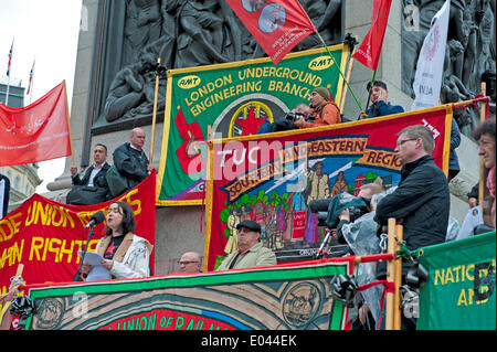 London, UK. 1. Mai 2014. Ein Mayday-Rallye im Londoner Trafalgar Square, an dem die Leben von Tony Benn, Arbeits- und Politiker, und Bob Crow, RMT General Secretary, gefeiert wurden. Der Generalsekretär der Gewerkschaft Unite Len McCluskey am Mikrofon Credit ist: Patrick Nairne/Alamy Live-Nachrichten Stockfoto