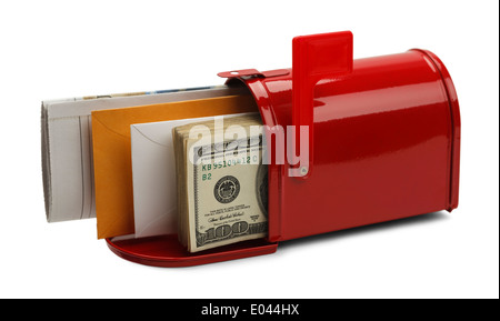 Roten Briefkasten gefüllt mit Mail und Geld Isoalted auf weißem Hintergrund. Stockfoto