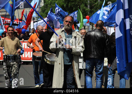 Belgrad, Serbien. 1. Mai 2014. Vertreter der beiden Gewerkschaften in Serbien Teil in einem Protest gegen die Sparmaßnahmen der Regierung angekündigten anlässlich des internationalen Tag der Arbeit, in Belgrad, Serbien, 1. Mai 2014. Demonstranten marschierten von Nikola Pasic Square, wo sie, um Slavija-Platz in Belgrad, Serbien gesammelt. © Nemanja Cabric/Xinhua/Alamy Live-Nachrichten Stockfoto