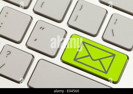 Nahaufnahme des grünen E-Mail-Umschlag-Taste auf der Tastatur. Stockfoto