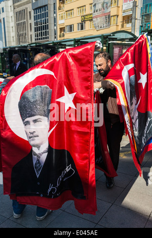 Kennzeichnen Sie Verkäufer mit türkischen Fahnen mit Portrait von Mustafa Kemal Atatürk, erster Präsident der Türkei, Kadiköy, Istanbul, Türkei. Stockfoto